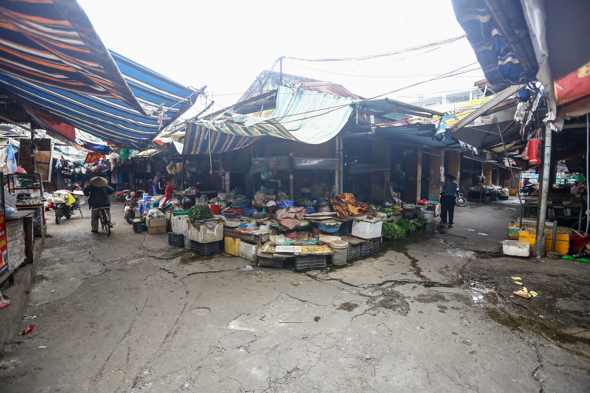 Hà Nội: Chợ Mai Động đóng cửa đột ngột, tiểu thương giảm giá 90% để thanh lý hàng- Ảnh 8.
