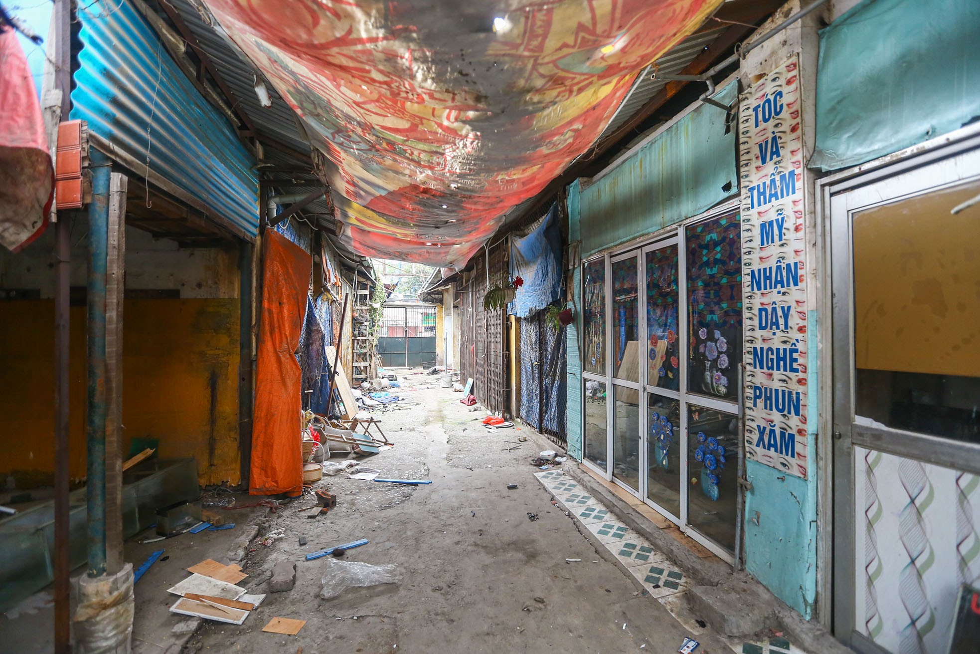 Hà Nội: Chợ Mai Động đóng cửa đột ngột, tiểu thương giảm giá 90% để thanh lý hàng- Ảnh 10.