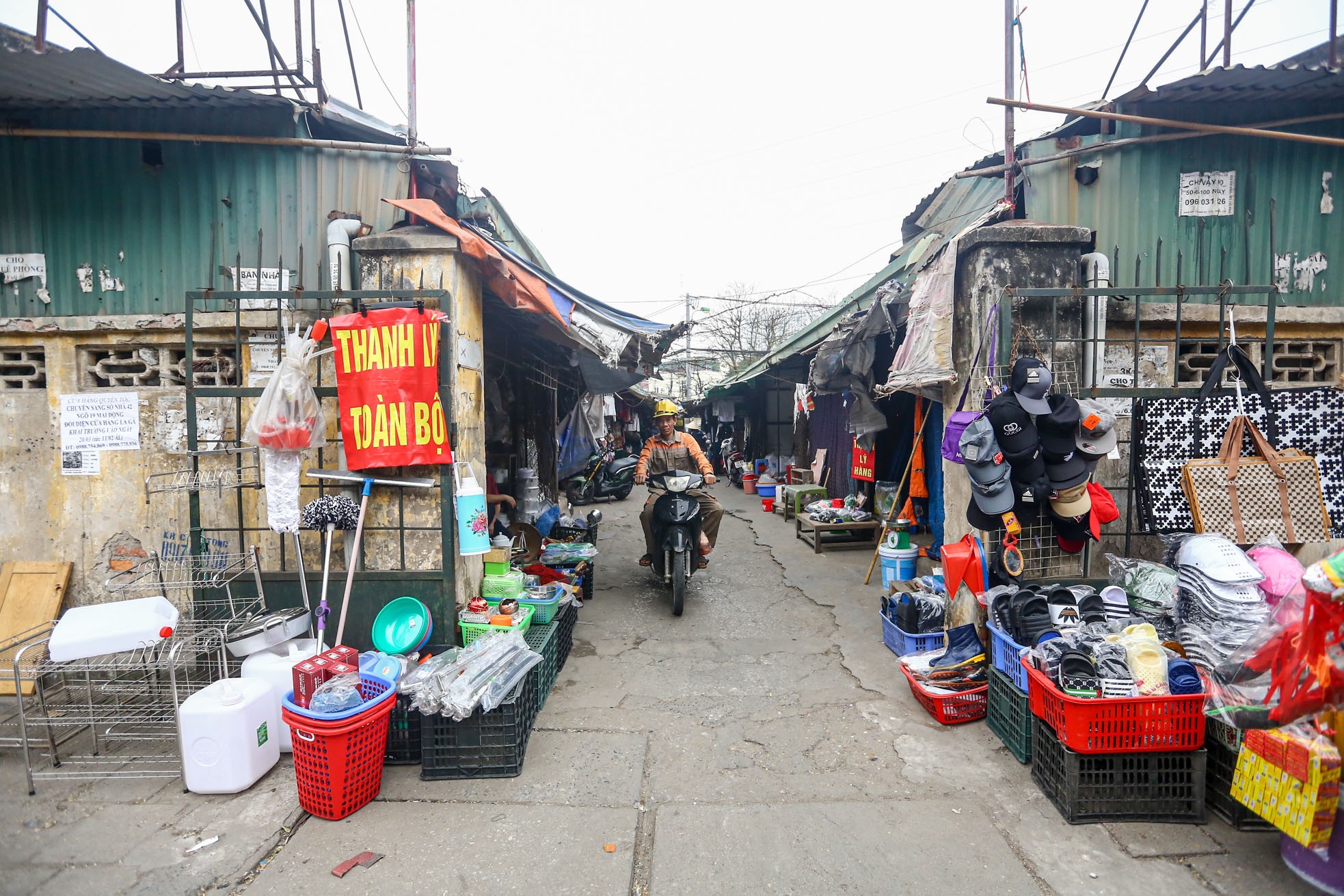 Hà Nội: Chợ Mai Động đóng cửa đột ngột, tiểu thương giảm giá 90% để thanh lý hàng- Ảnh 2.