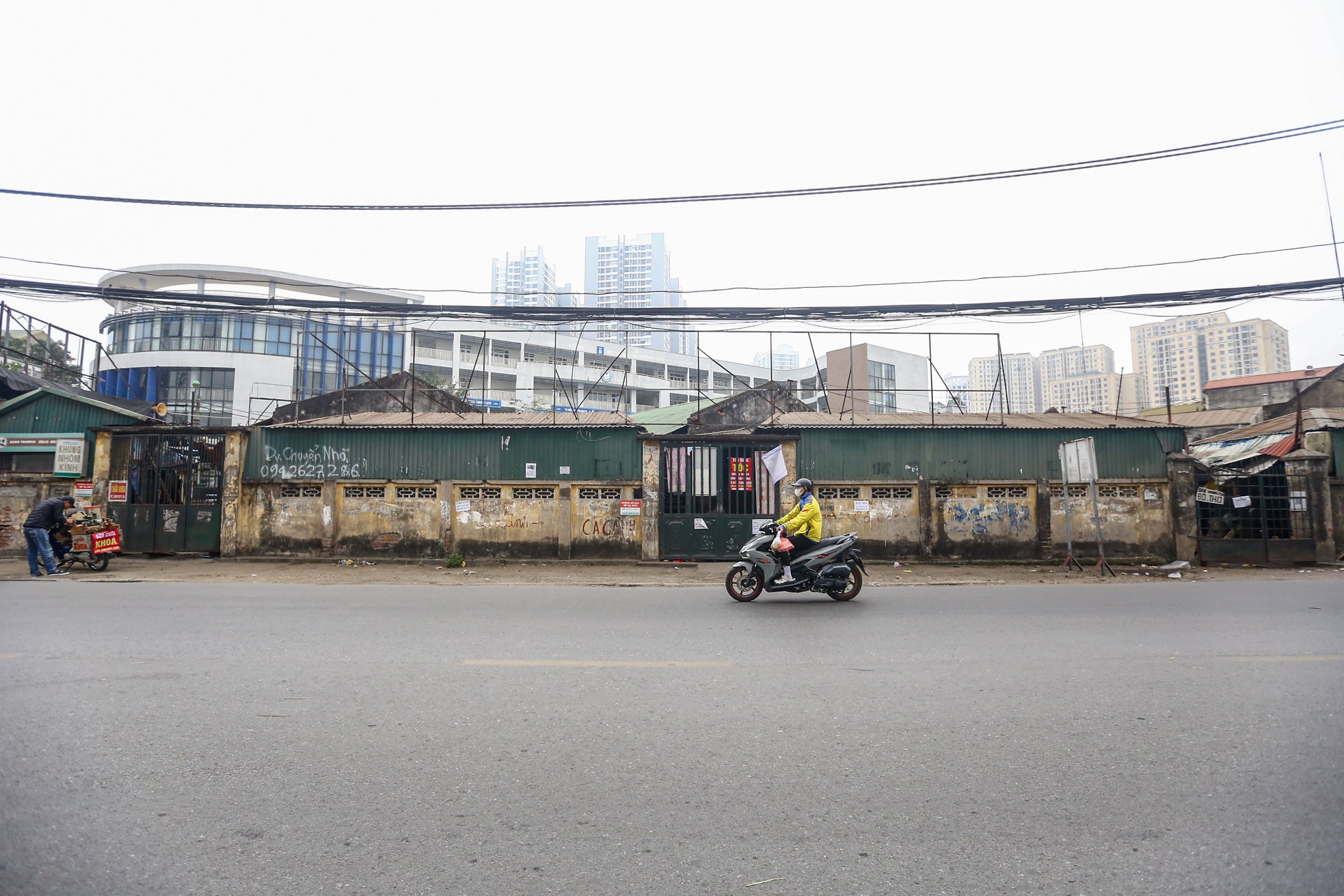 Hà Nội: Chợ Mai Động đóng cửa đột ngột, tiểu thương giảm giá 90% để thanh lý hàng- Ảnh 1.