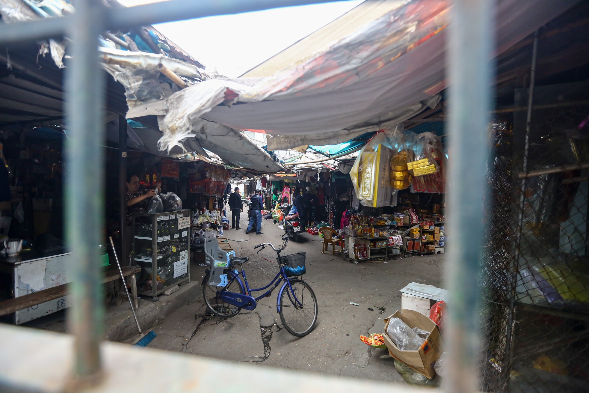 Hà Nội: Chợ Mai Động đóng cửa đột ngột, tiểu thương giảm giá 90% để thanh lý hàng- Ảnh 13.