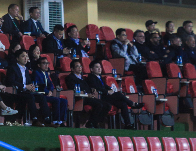 Chủ tịch CLB Hà Nội ngồi xe sang 18 tỷ ra sân bóng, phong thái cực đĩnh đạc khác hẳn khi ở nhà với hoa hậu Đỗ Mỹ Linh