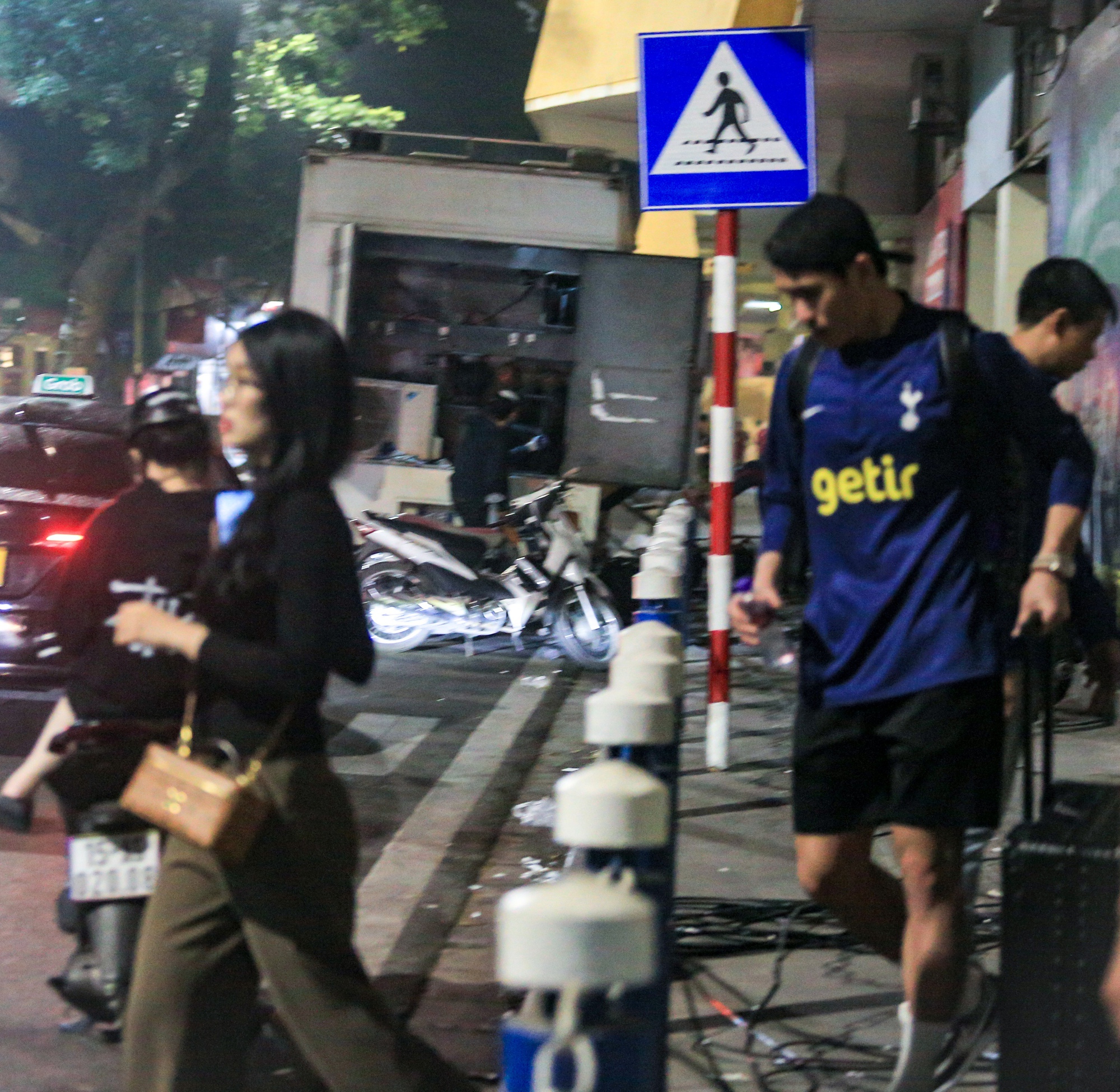 Bắt gặp hotgirl ngân hàng đứng chờ trung vệ U23 Việt Nam, ngại ngùng giấu mặt khi thấy cam của team qua đường- Ảnh 5.