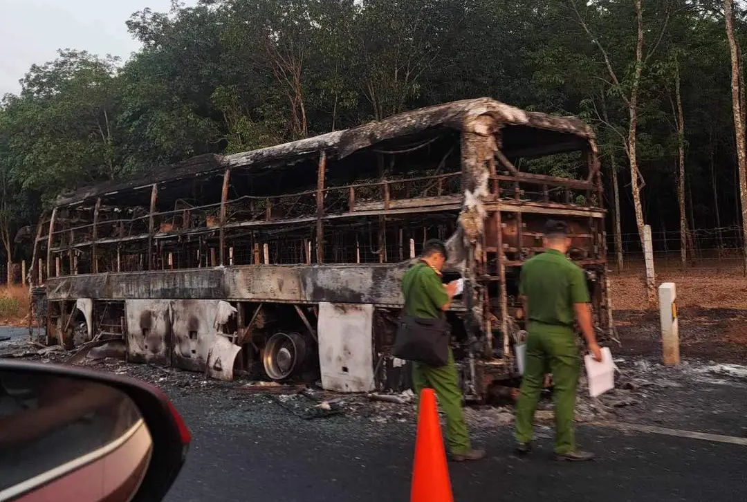Hình ảnh xe khách cháy rụi trên đường cao tốc Phan Thiết - Dầu Giây- Ảnh 1.