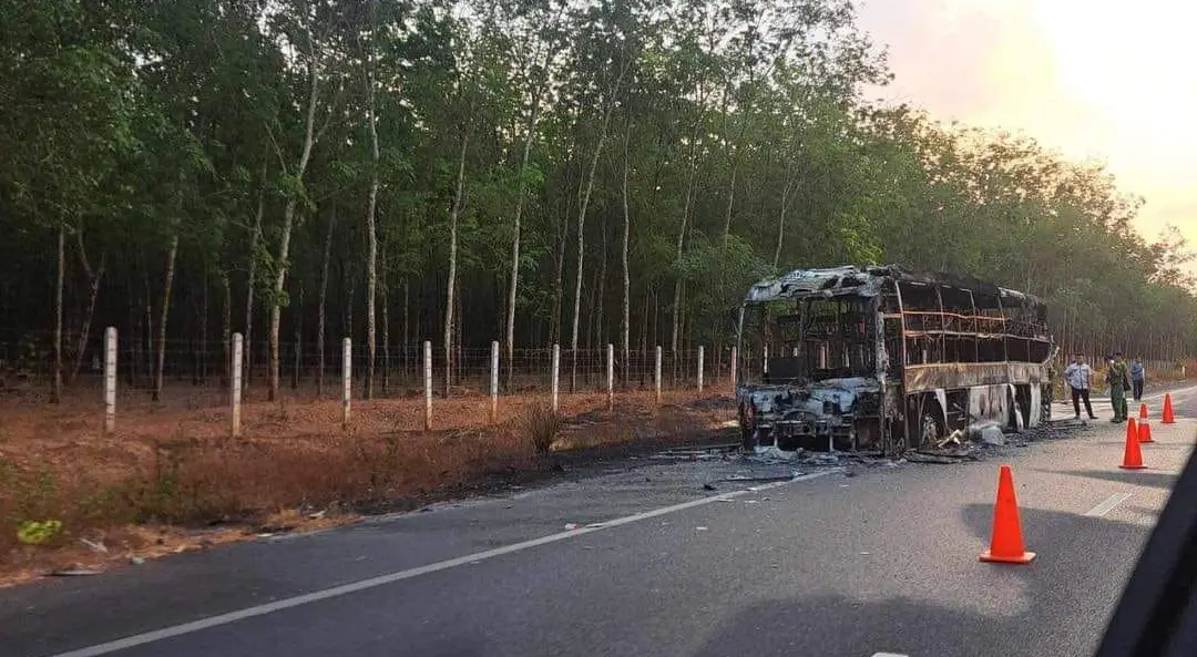Hình ảnh xe khách cháy rụi trên đường cao tốc Phan Thiết - Dầu Giây- Ảnh 2.