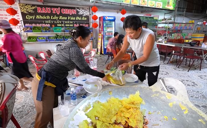 Bánh xèo 1 triệu đồng/cái ở Tây Ninh, toàn nguyên liệu xịn nhưng bị chê: Không xứng với giá tiền!- Ảnh 14.