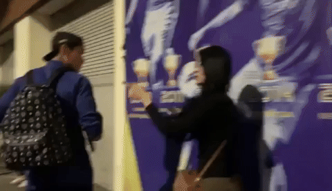 Bắt gặp hotgirl ngân hàng đứng chờ trung vệ U23 Việt Nam, ngại ngùng giấu mặt khi thấy cam của team qua đường- Ảnh 2.