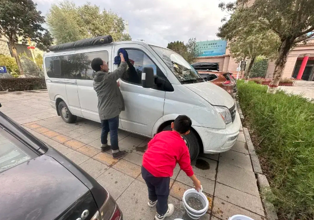 Vì câu nói của con trai, bố mẹ bán nhà và ô tô, đưa con đi khắp thế giới: Con tôi tưởng thành phố nơi nó sống là đẹp nhất!- Ảnh 3.