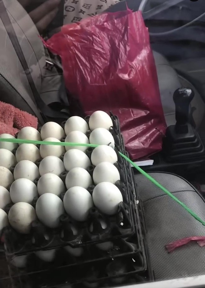Hà Nội: Cô bán trứng bất ngờ 'được' ném nhầm bọc tiền hơn 1 tỷ vào xe- Ảnh 2.