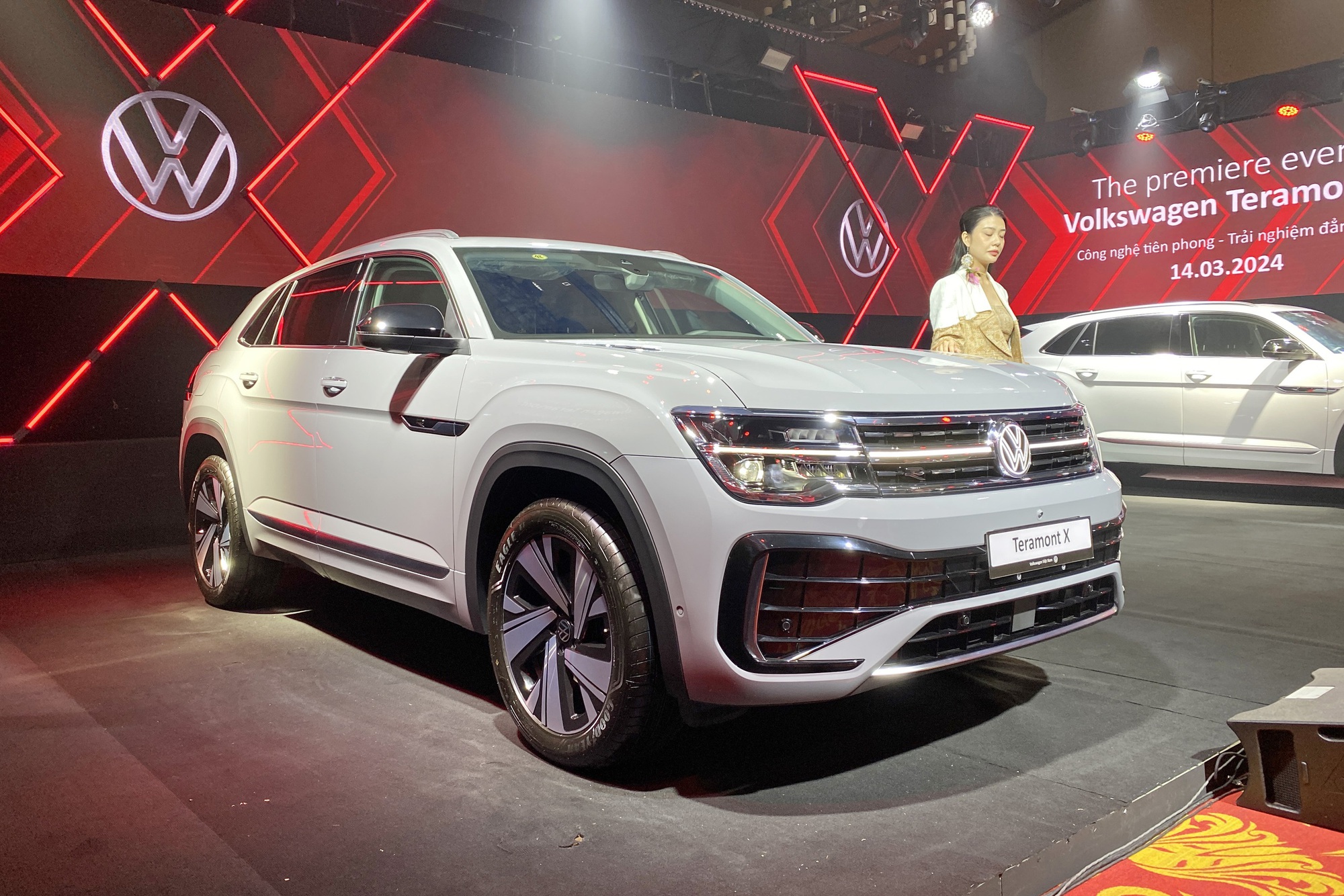 VW Teramont X ra mắt Việt Nam: Giá từ 1,998 tỷ, 2 phiên bản, nhiều công nghệ, đấu Explorer bằng giá rẻ hơn đúng 1 triệu đồng- Ảnh 2.