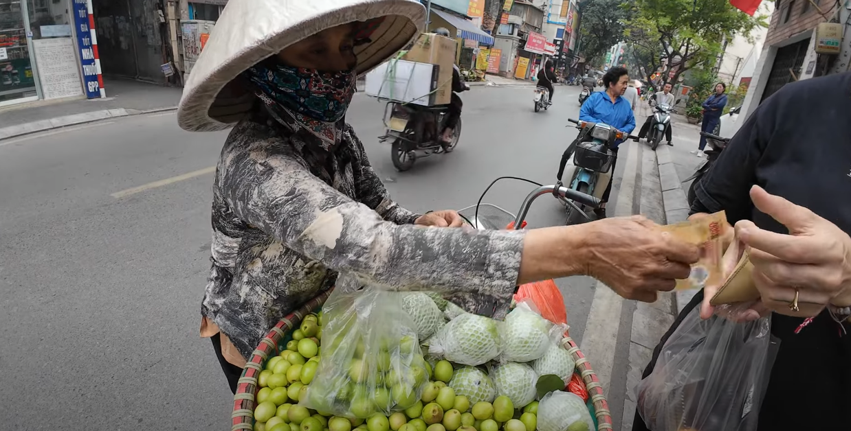 Khách Tây mua táo trên phố Hà Nội bị 