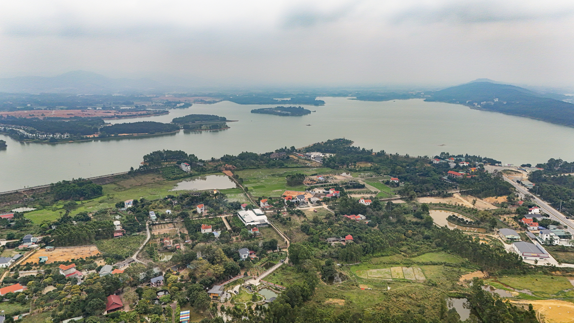 1.000 người đến vùng đất hoang đào cái hồ rộng bằng quận Hoàn Kiếm, 60 năm sau trở thành thiên đường nghỉ dưỡng ngay gần Hà Nội- Ảnh 1.