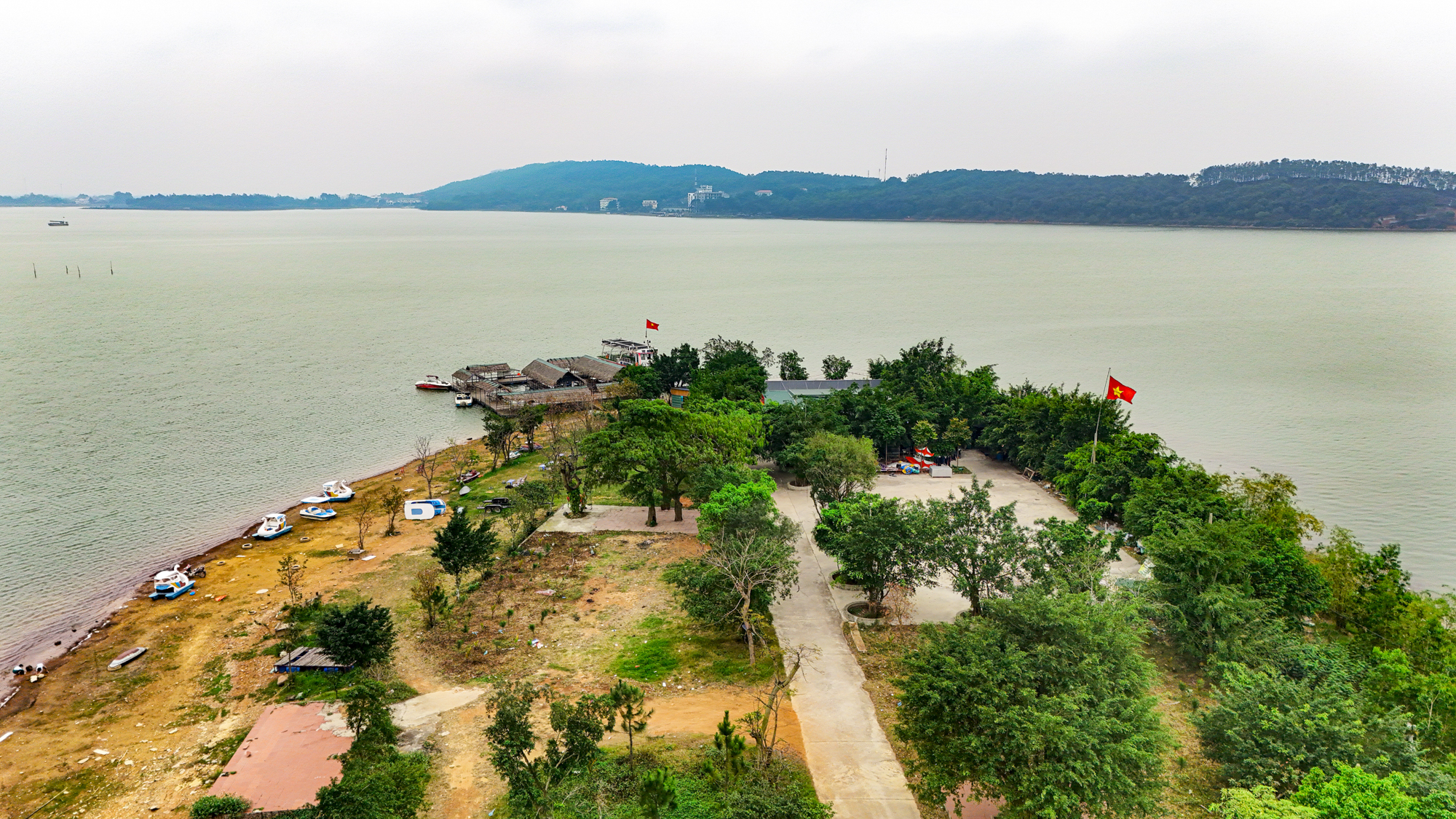 1.000 người đến vùng đất hoang đào cái hồ rộng bằng quận Hoàn Kiếm, 60 năm sau trở thành thiên đường nghỉ dưỡng ngay gần Hà Nội- Ảnh 2.
