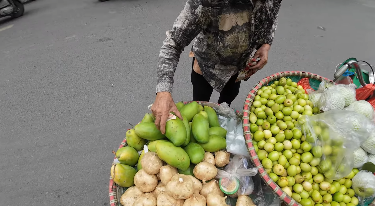 Khách Tây mua táo trên phố Hà Nội bị 