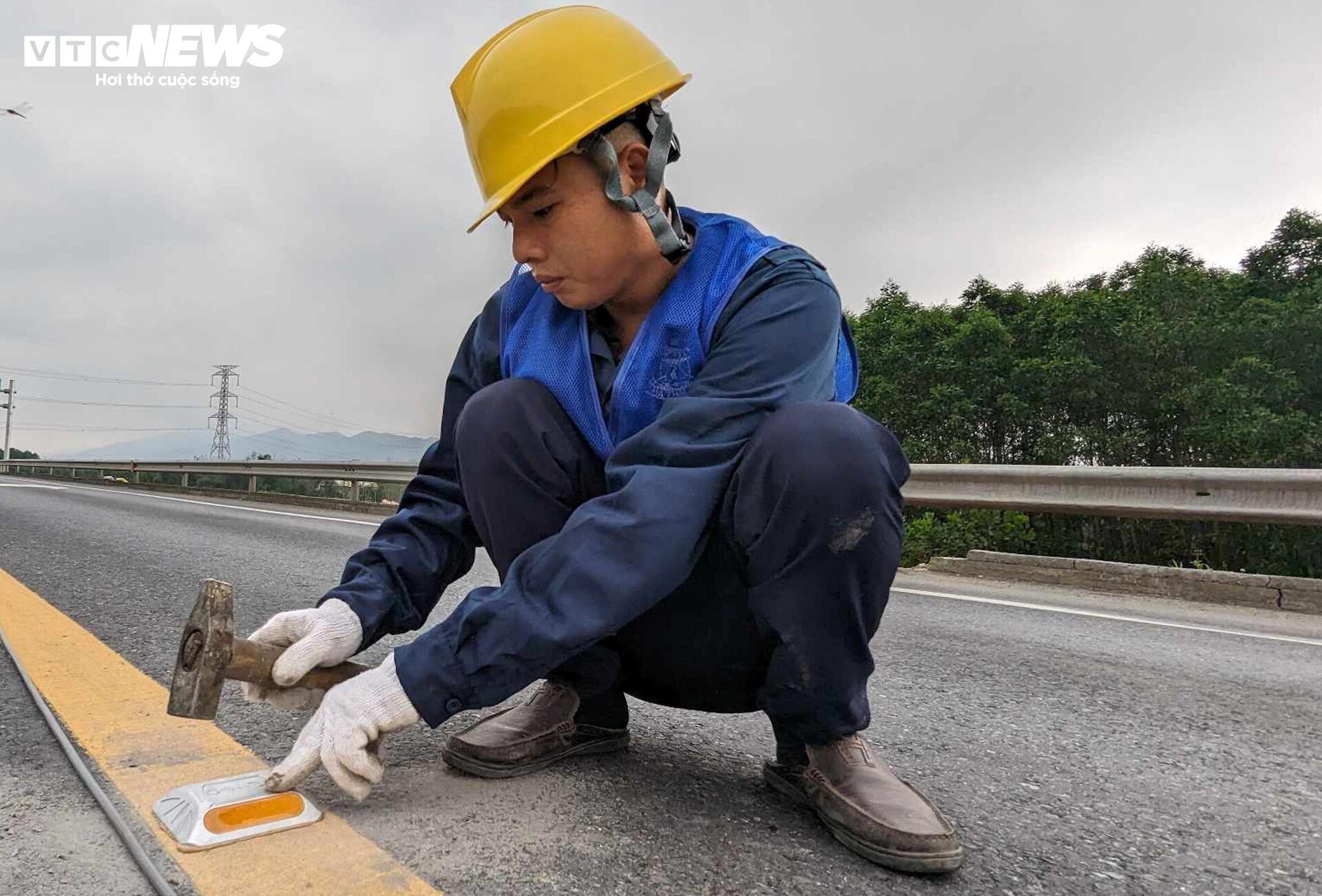 Ngày đầu khắc phục những bất cập nguy hiểm trên cao tốc Cam Lộ - La Sơn- Ảnh 9.