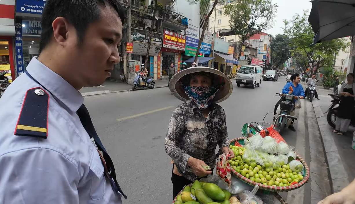 Khách Tây mua táo trên phố Hà Nội bị 