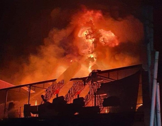 Vĩnh Phúc: Cháy lớn xưởng nhựa trong cụm công nghiệp- Ảnh 1.
