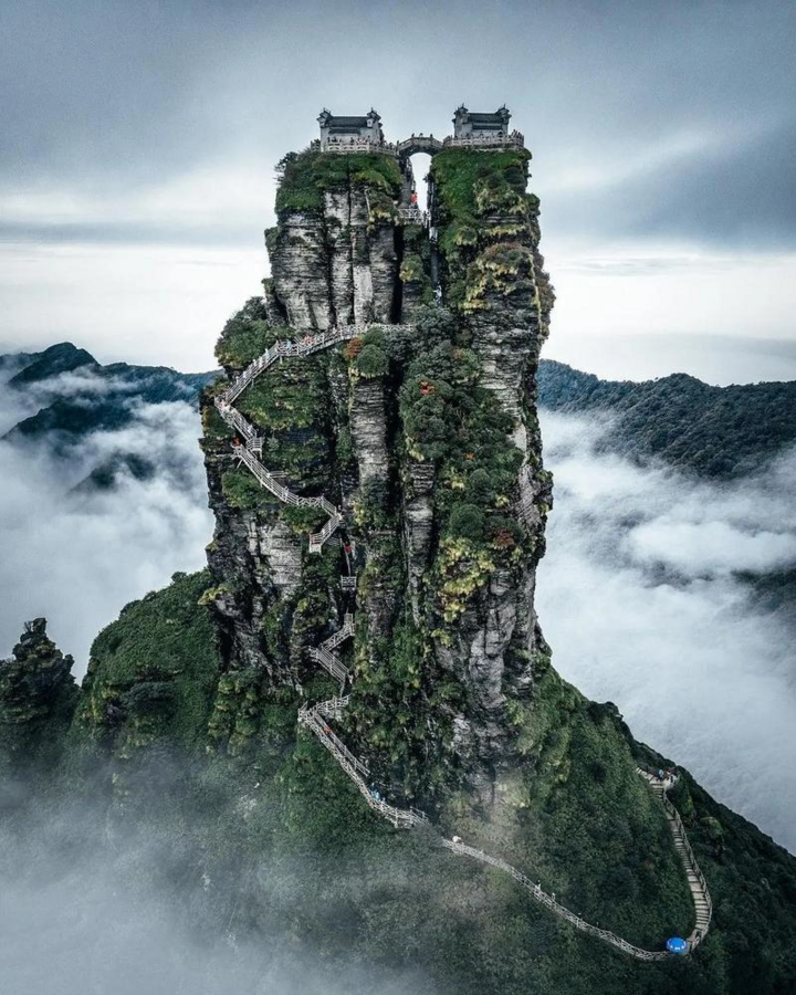 Chùa cổ tọa lạc trên đỉnh núi 2.500 mét ở Trung Quốc, được ví như tiên cảnh hạ giới- Ảnh 1.
