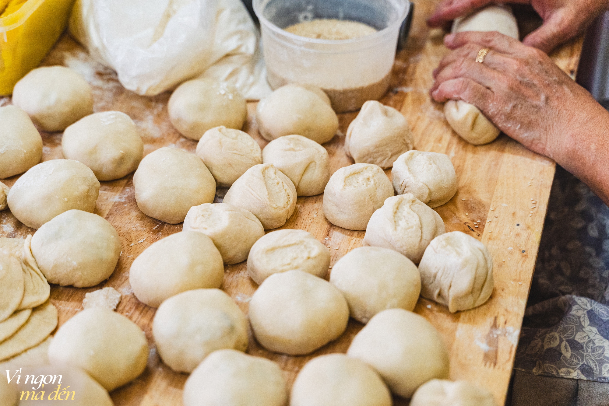 Tiệm bánh bao, bánh tiêu chiên bằng dầu dừa thơm phức ngày bán gần 3.000 cái, con gái nối nghiệp sáng tạo thêm nhiều món... 