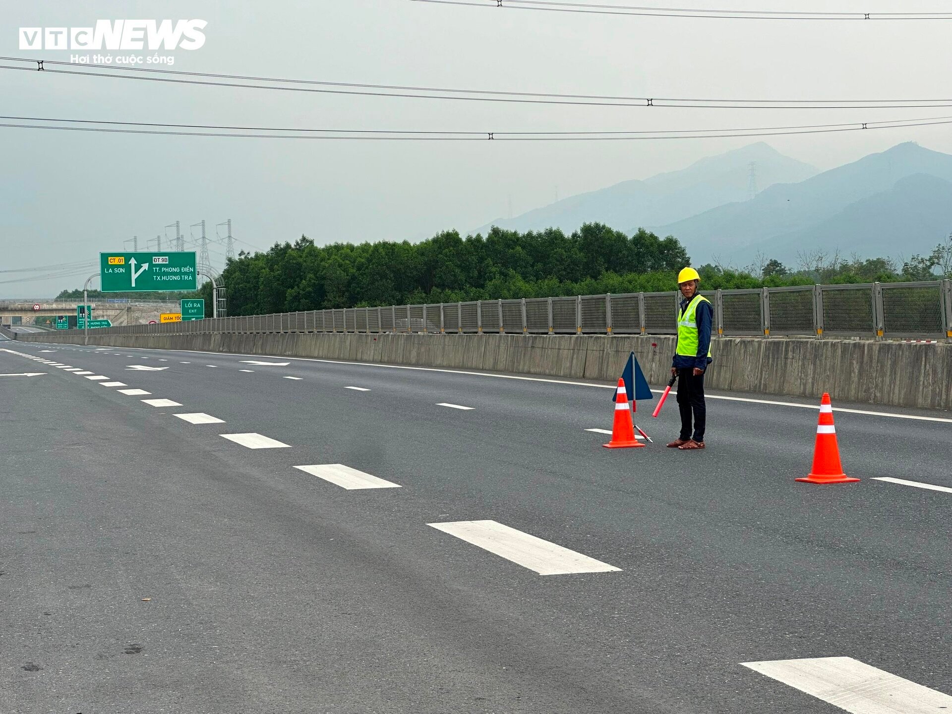 Ngày đầu khắc phục những bất cập nguy hiểm trên cao tốc Cam Lộ - La Sơn- Ảnh 2.