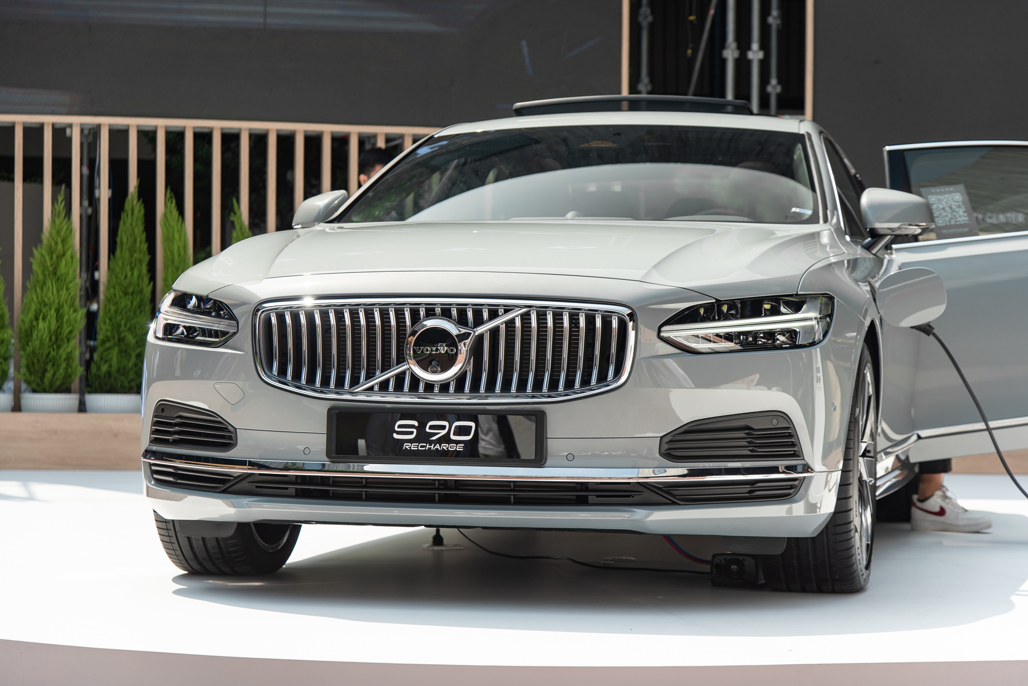 Chi tiết Volvo S90 Recharge vừa ra mắt: Giá 2,89 tỷ đồng, sedan hạng sang cỡ trung rộng và mạnh nhất Việt Nam- Ảnh 2.