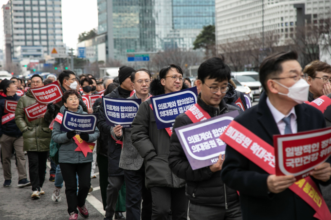 Tình cảnh sau 25 ngày khủng hoảng y tế tại Hàn Quốc: Nhiều bệnh nhân chấp nhận 