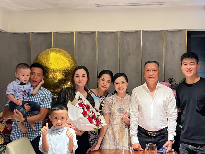 Tiểu thư nhà cựu chủ tịch CLB Sài Gòn bụng bầu vượt mặt vẫn bán hàng, hé lộ thời điểm sinh con thứ hai cho Văn Quyết- Ảnh 4.