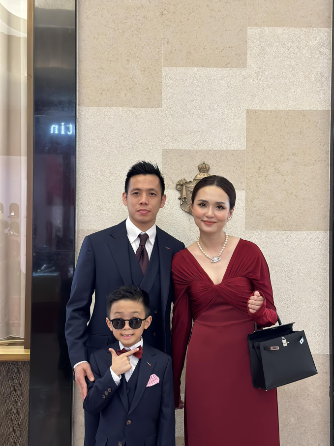 Tiểu thư nhà cựu chủ tịch CLB Sài Gòn bụng bầu vượt mặt vẫn bán hàng, hé lộ thời điểm sinh con thứ hai cho Văn Quyết- Ảnh 3.