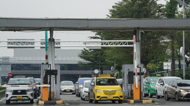 Bộ Giao thông ‘thúc’ thu phí tự động xe ra vào sân bay- Ảnh 1.