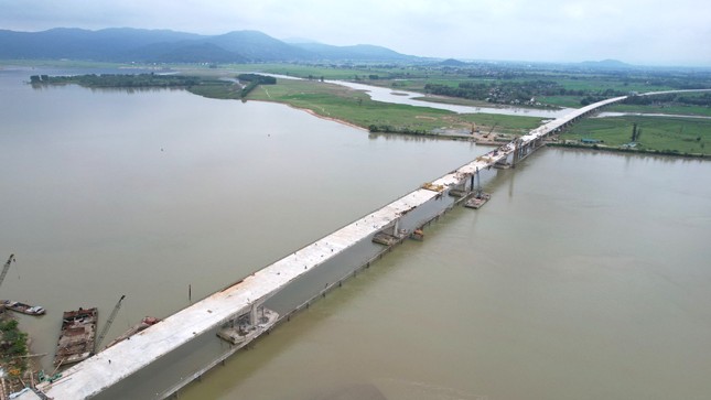 Hợp long cầu vượt sông hơn 1.300 tỷ đồng dài nhất cao tốc Bắc - Nam- Ảnh 1.