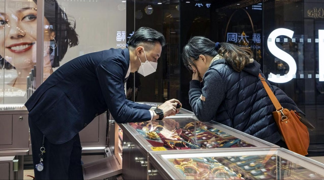 Khách hàng tại một cửa hàng vàng trang sức ở Trung Quốc Ảnh: BLOOMBERG
