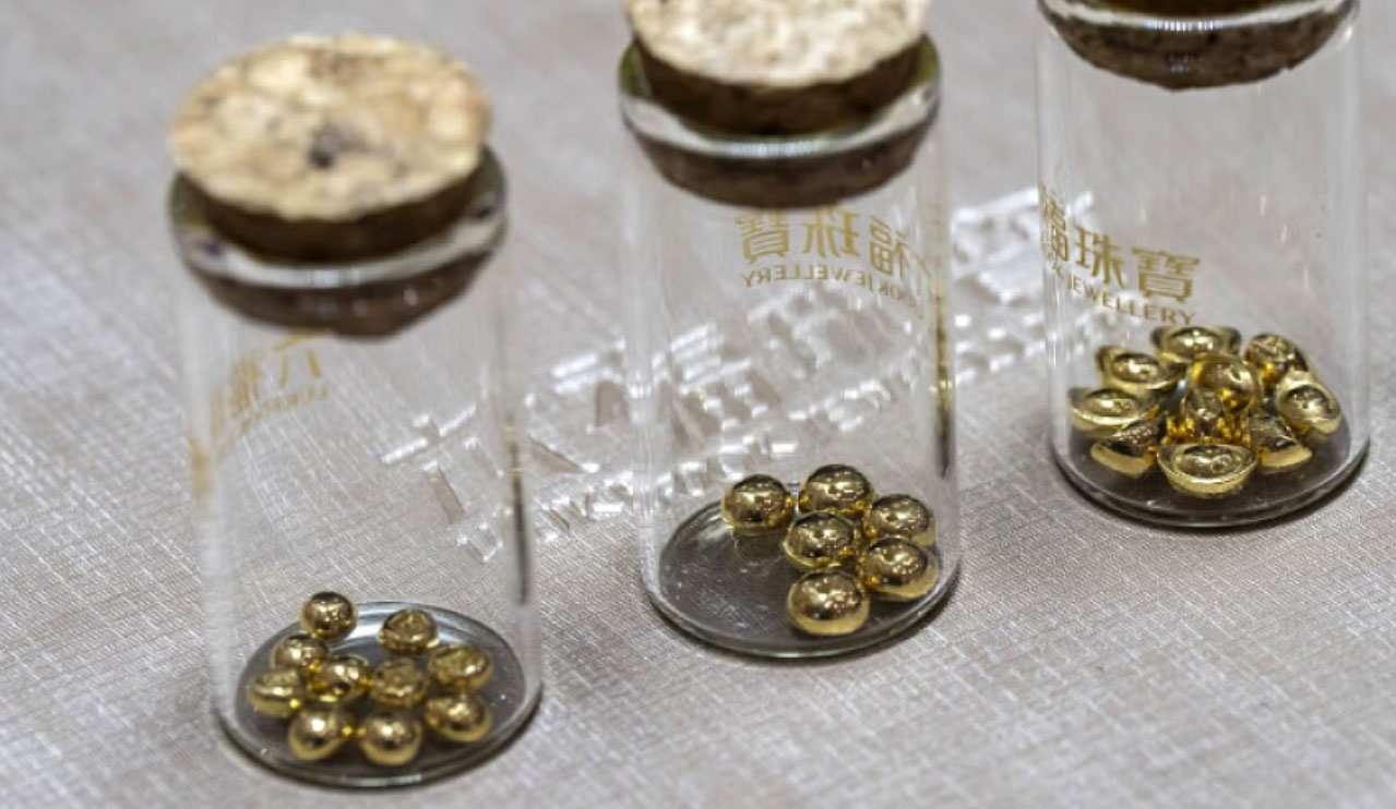 Hạt đậu vàng đựng trong lọ thủy tinh Ảnh: BLOOMBERG