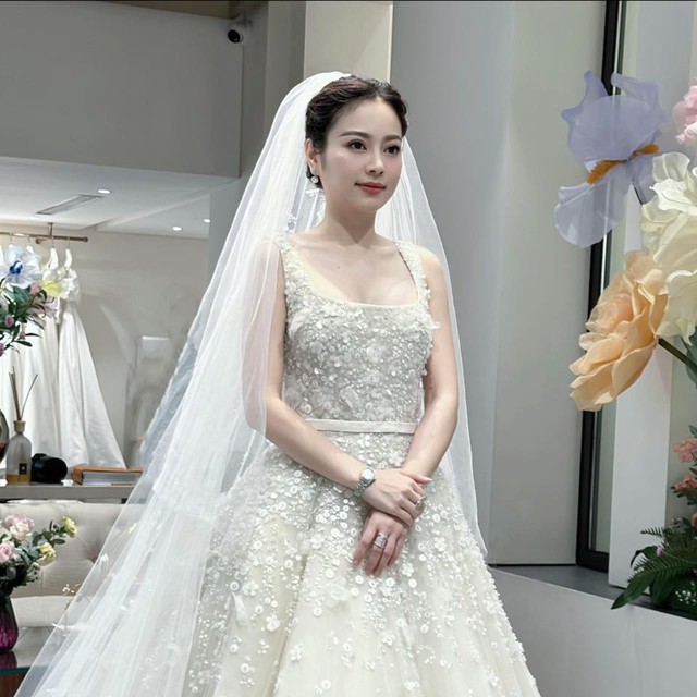 Hằng Túi bất ngờ mặc váy cưới bạc tỷ giống Son Ye Jin, sắp lên xe hoa lần 3?- Ảnh 1.