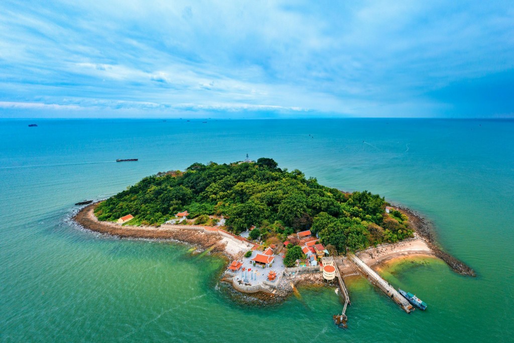 Phát hiện hòn đảo được ví như viên ngọc xanh giữa biển miền Bắc, cách Hà Nội hơn 100km, rộng chỉ hơn 10km2- Ảnh 1.