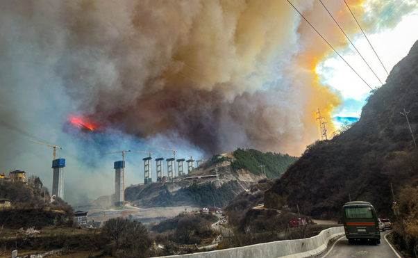 Cháy rừng bùng phát và nhanh chóng lan rộng tại tỉnh Tứ Xuyên, Trung Quốc- Ảnh 1.