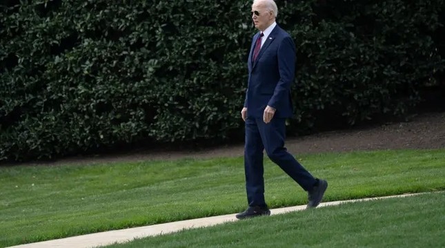 Đôi giầy mới của Tổng thống Mỹ Biden gây xôn xao- Ảnh 1.