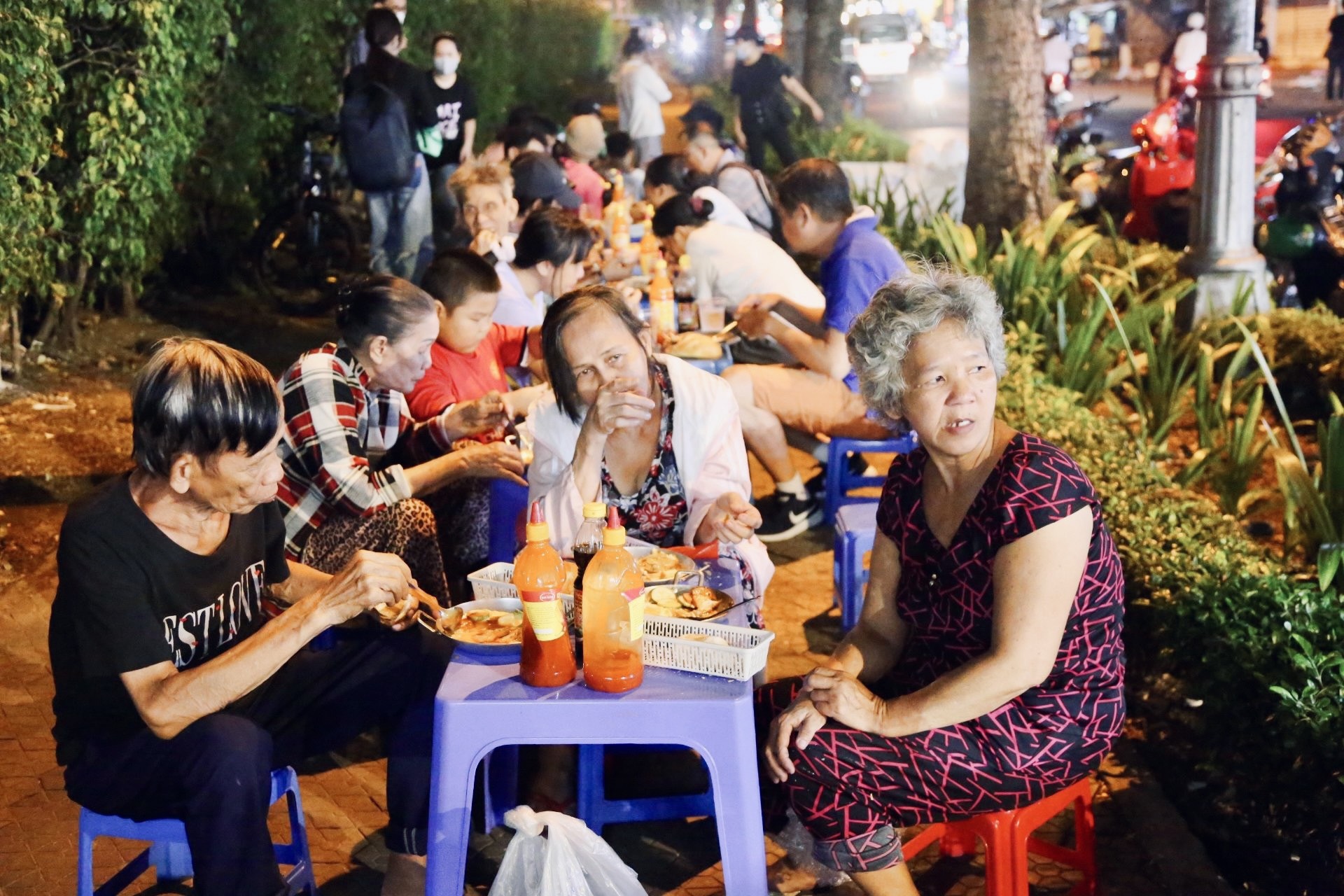 Lạ mà thương: Ăn bánh mì chảo không cần trả tiền, khách ngồi đông kín vỉa hè Sài Gòn- Ảnh 1.