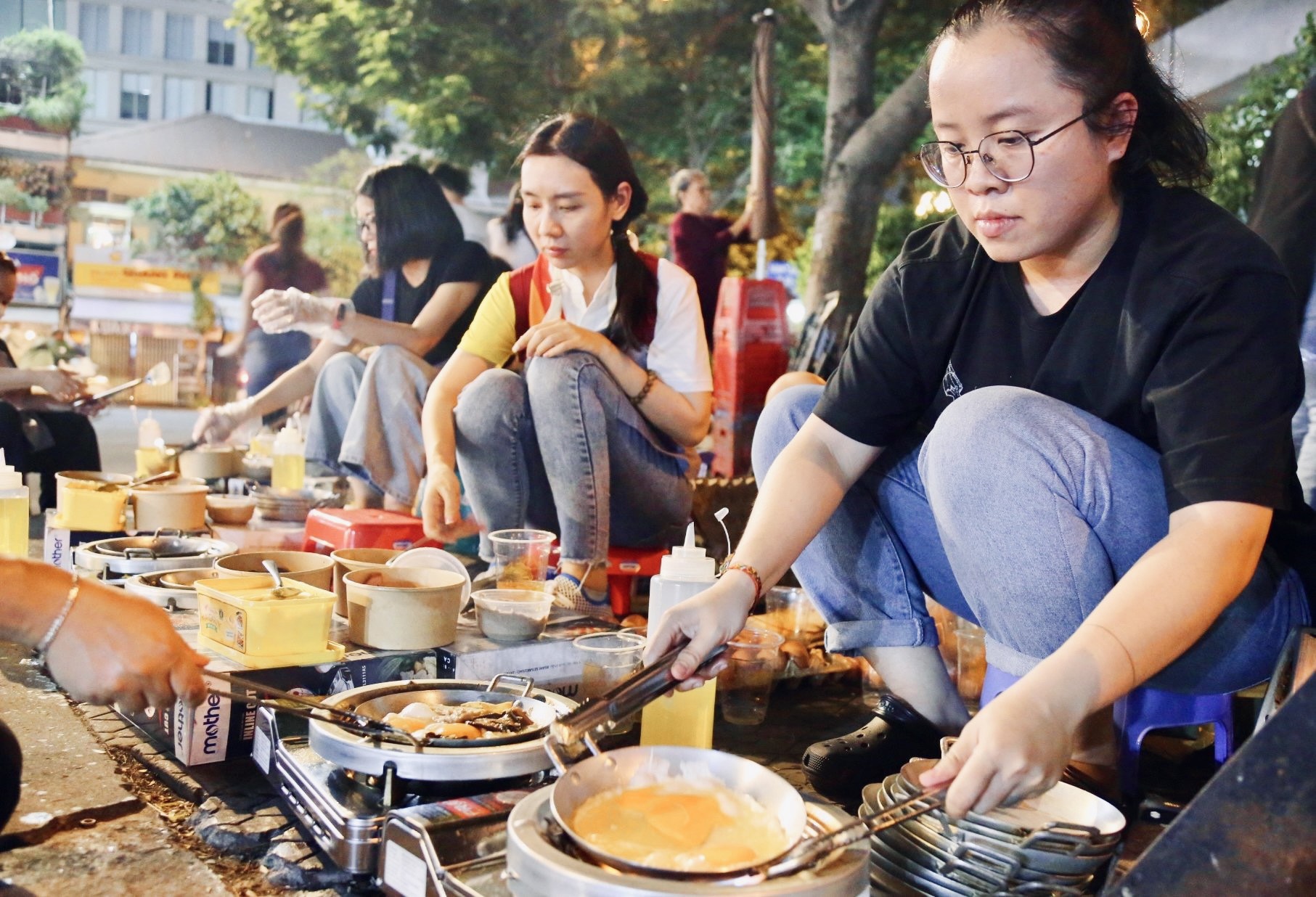 Lạ mà thương: Ăn bánh mì chảo không cần trả tiền, khách ngồi đông kín vỉa hè Sài Gòn- Ảnh 20.