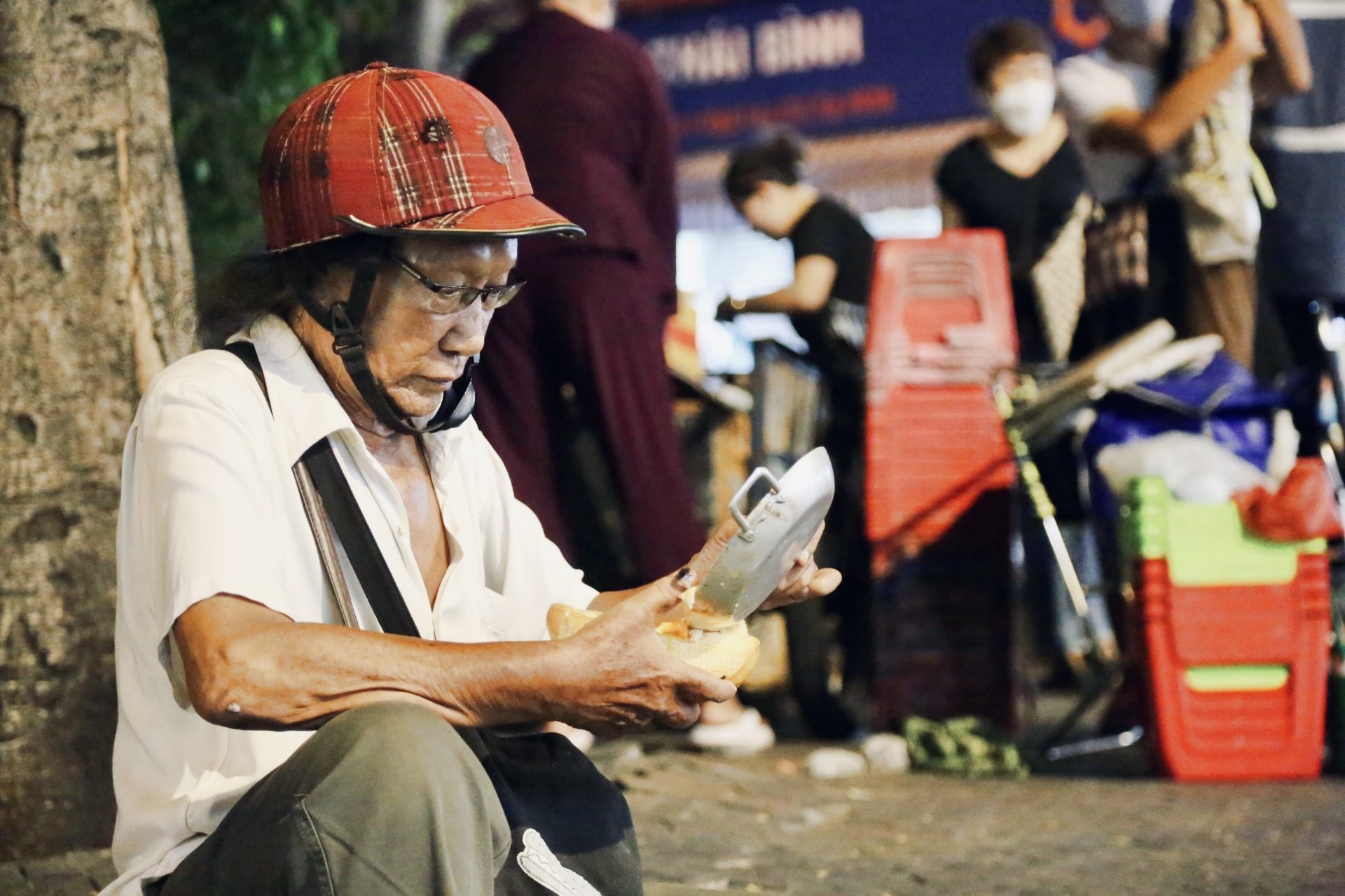 Lạ mà thương: Ăn bánh mì chảo không cần trả tiền, khách ngồi đông kín vỉa hè Sài Gòn- Ảnh 7.