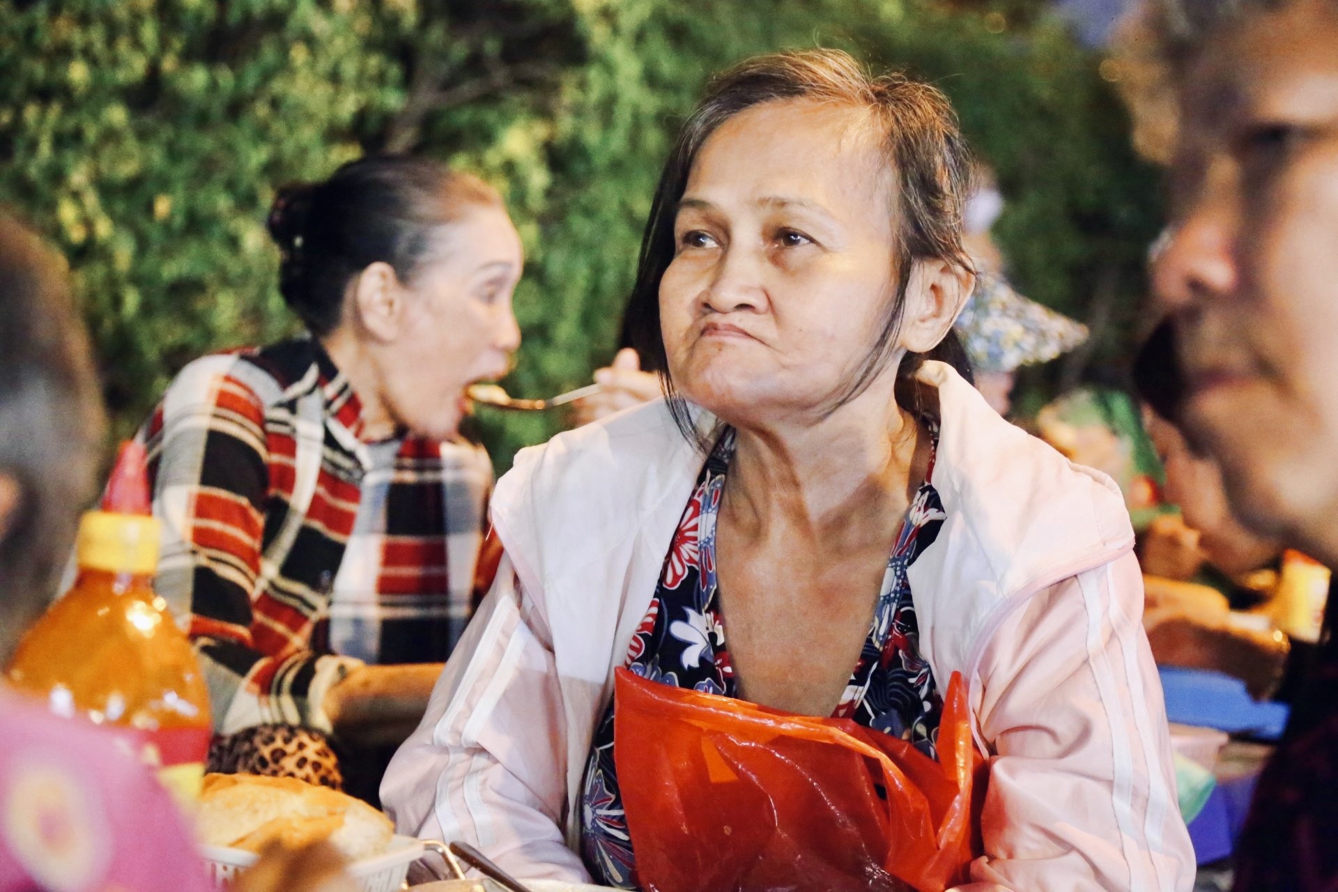 Lạ mà thương: Ăn bánh mì chảo không cần trả tiền, khách ngồi đông kín vỉa hè Sài Gòn- Ảnh 9.