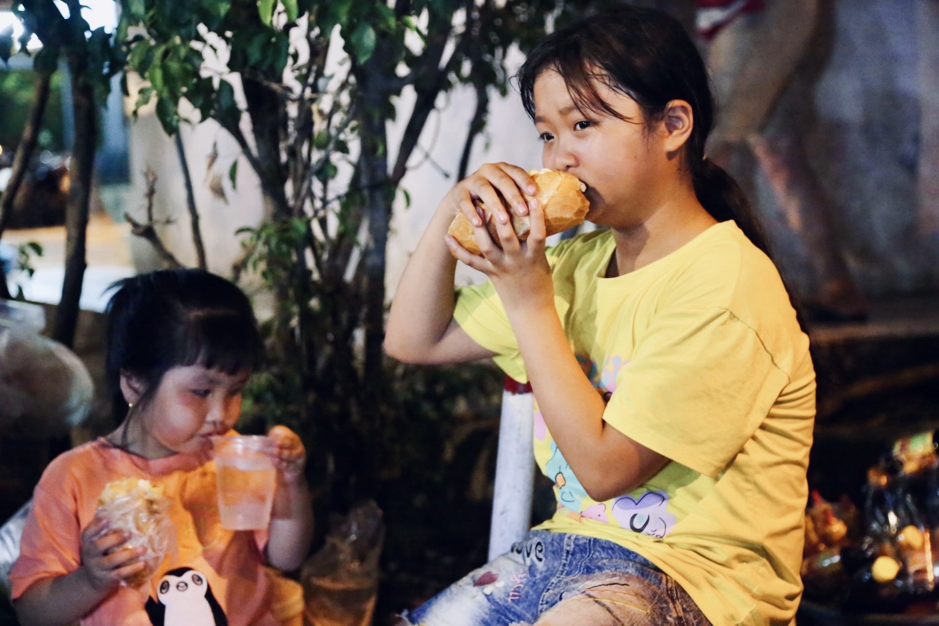 Lạ mà thương: Ăn bánh mì chảo không cần trả tiền, khách ngồi đông kín vỉa hè Sài Gòn- Ảnh 4.