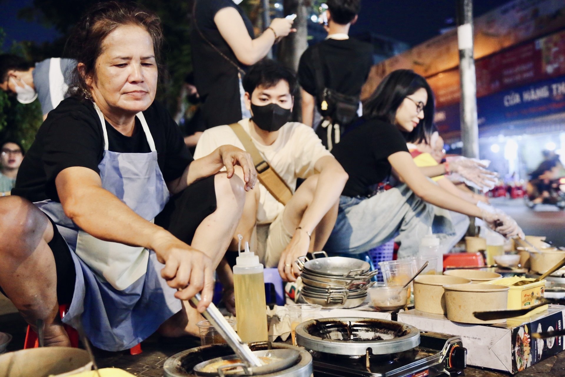Lạ mà thương: Ăn bánh mì chảo không cần trả tiền, khách ngồi đông kín vỉa hè Sài Gòn- Ảnh 11.