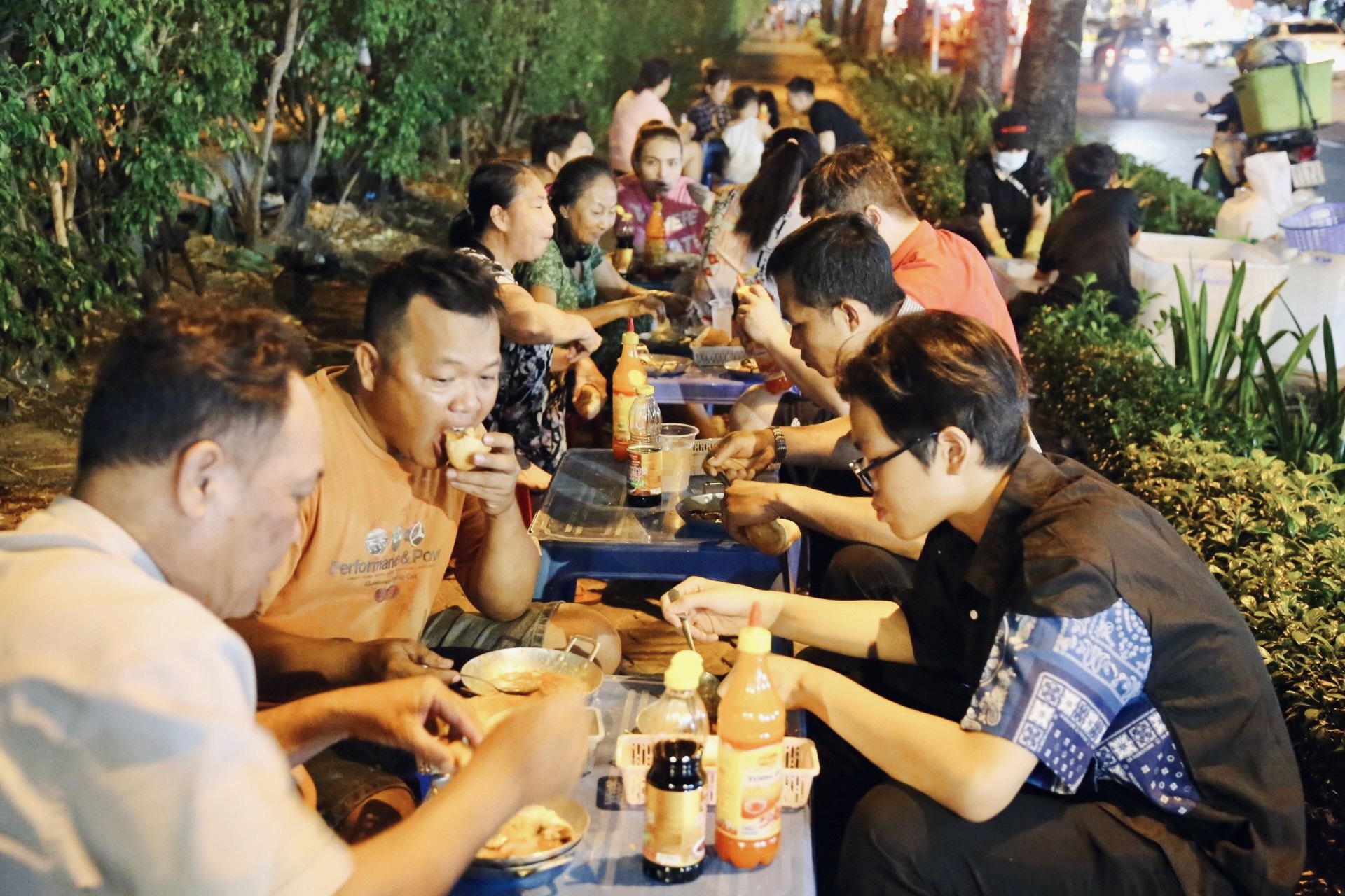 Lạ mà thương: Ăn bánh mì chảo không cần trả tiền, khách ngồi đông kín vỉa hè Sài Gòn- Ảnh 16.