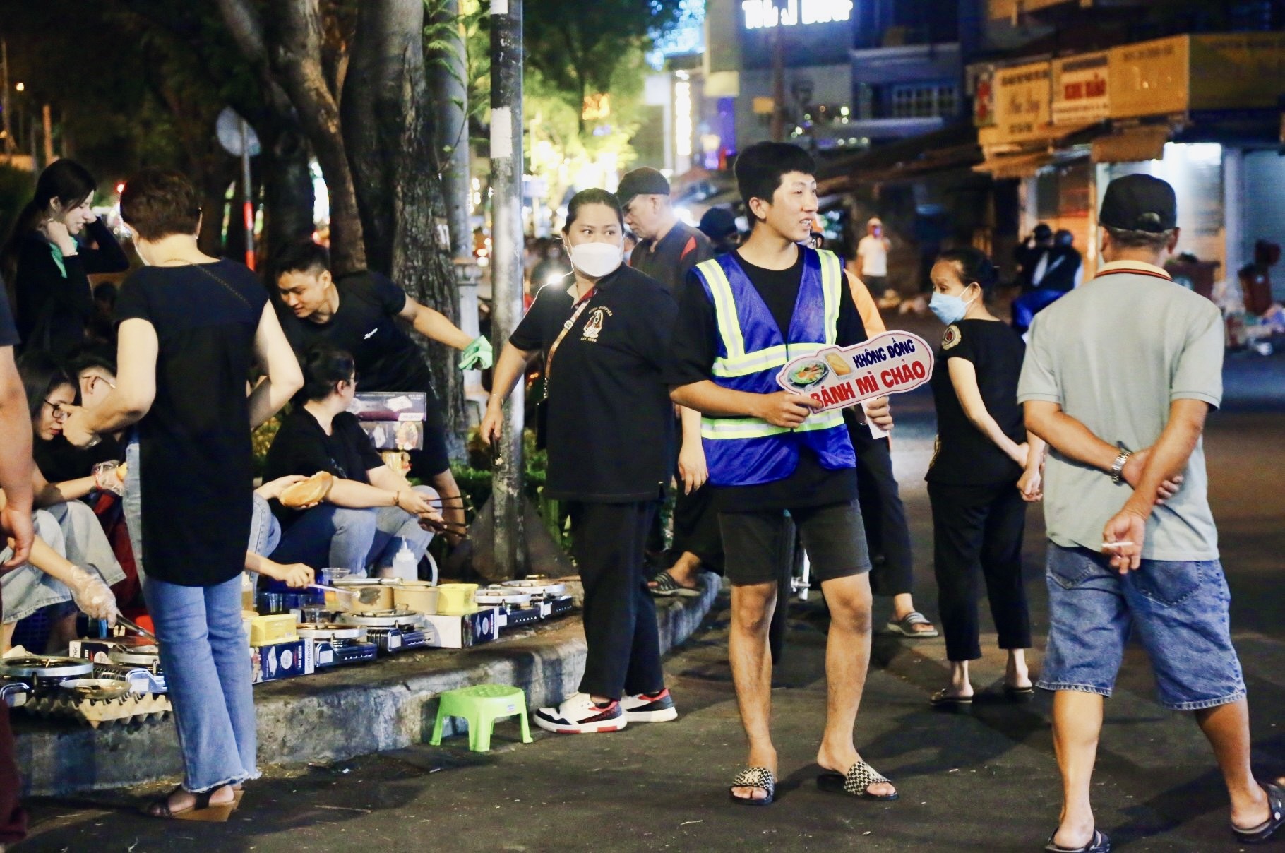 Lạ mà thương: Ăn bánh mì chảo không cần trả tiền, khách ngồi đông kín vỉa hè Sài Gòn- Ảnh 5.
