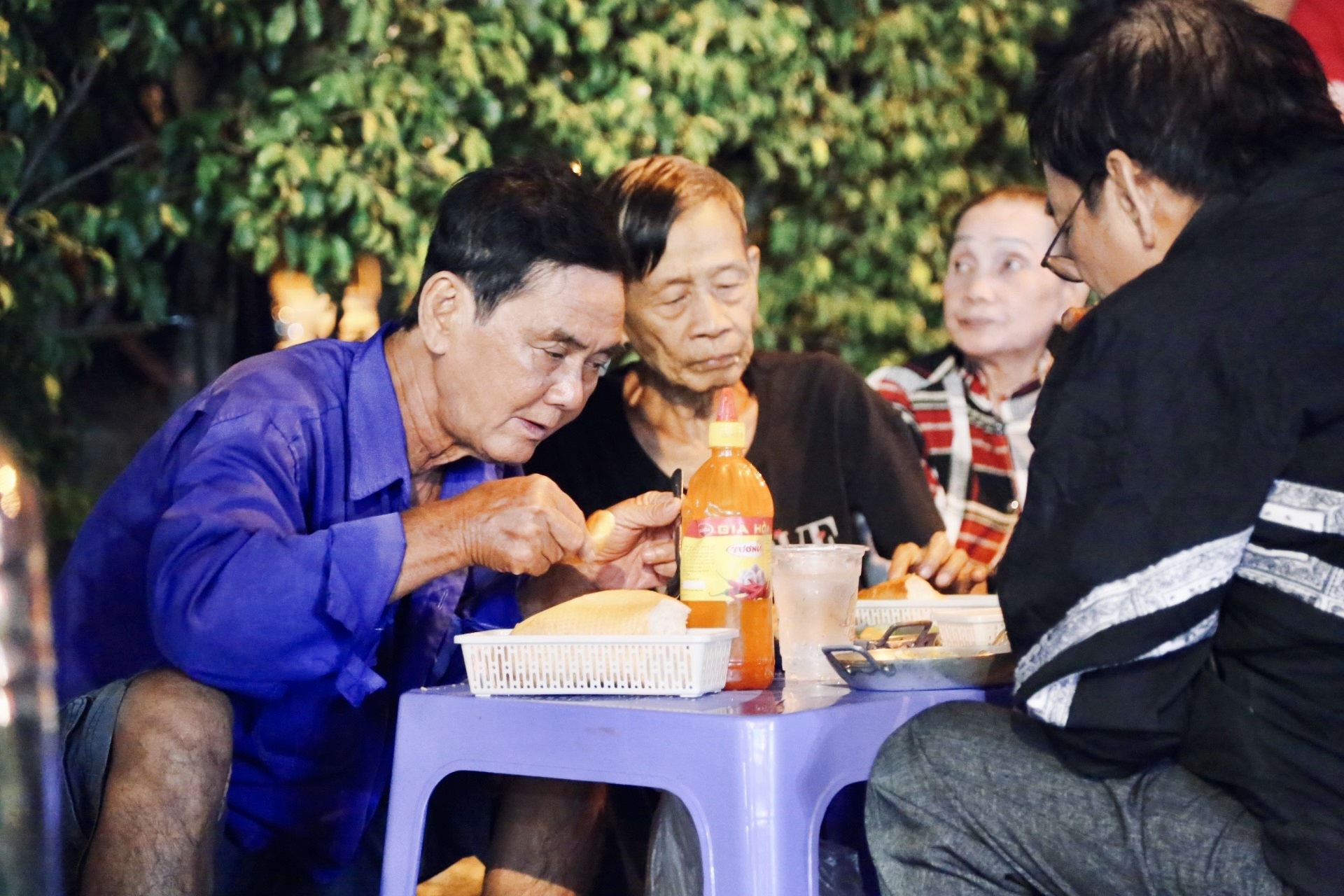 Lạ mà thương: Ăn bánh mì chảo không cần trả tiền, khách ngồi đông kín vỉa hè Sài Gòn- Ảnh 2.