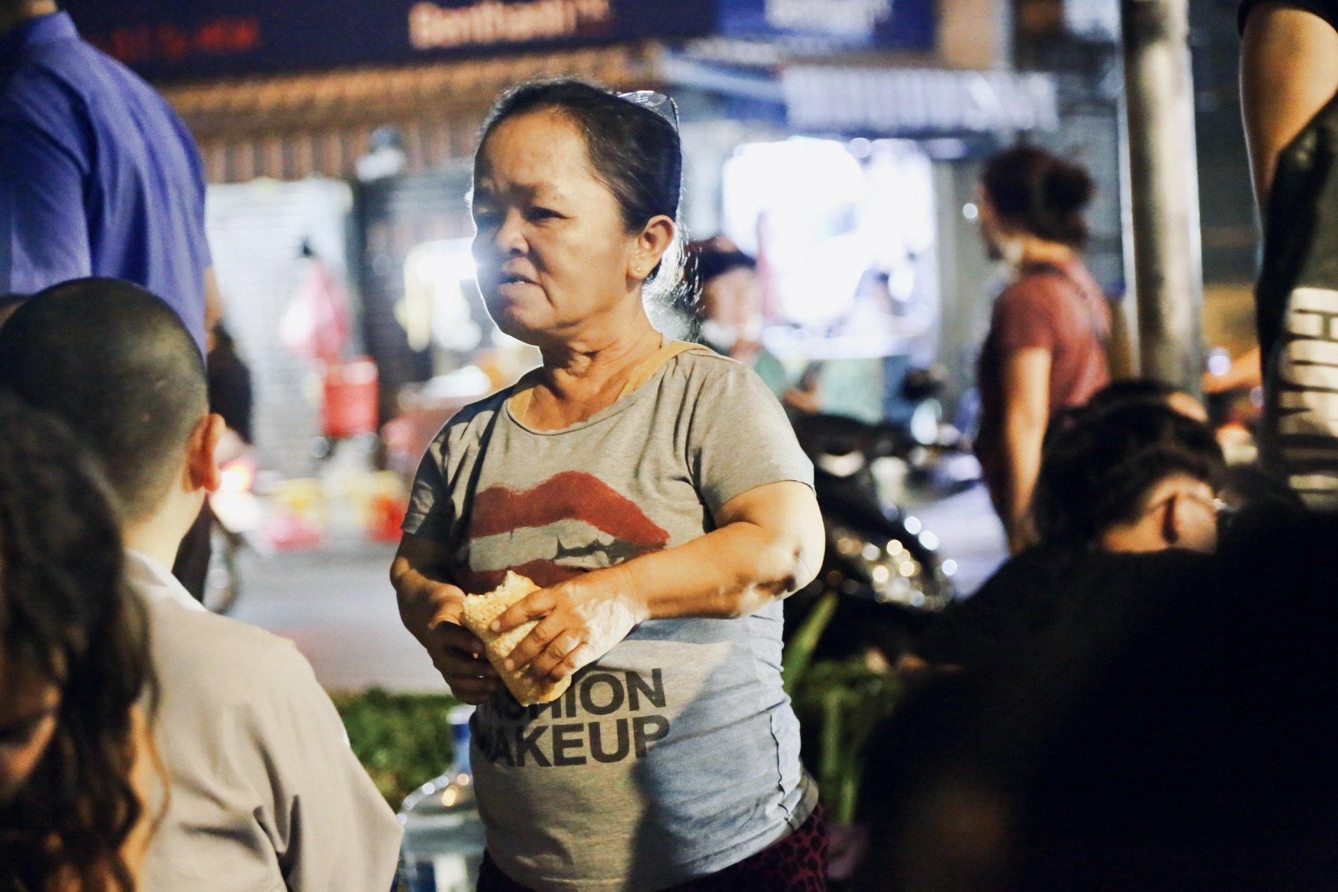 Lạ mà thương: Ăn bánh mì chảo không cần trả tiền, khách ngồi đông kín vỉa hè Sài Gòn- Ảnh 12.