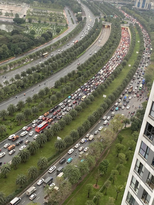 Ùn tắc nghiêm trọng trên Đại lộ Thăng Long: Yêu cầu chủ đầu tư dỡ rào thi công- Ảnh 2.