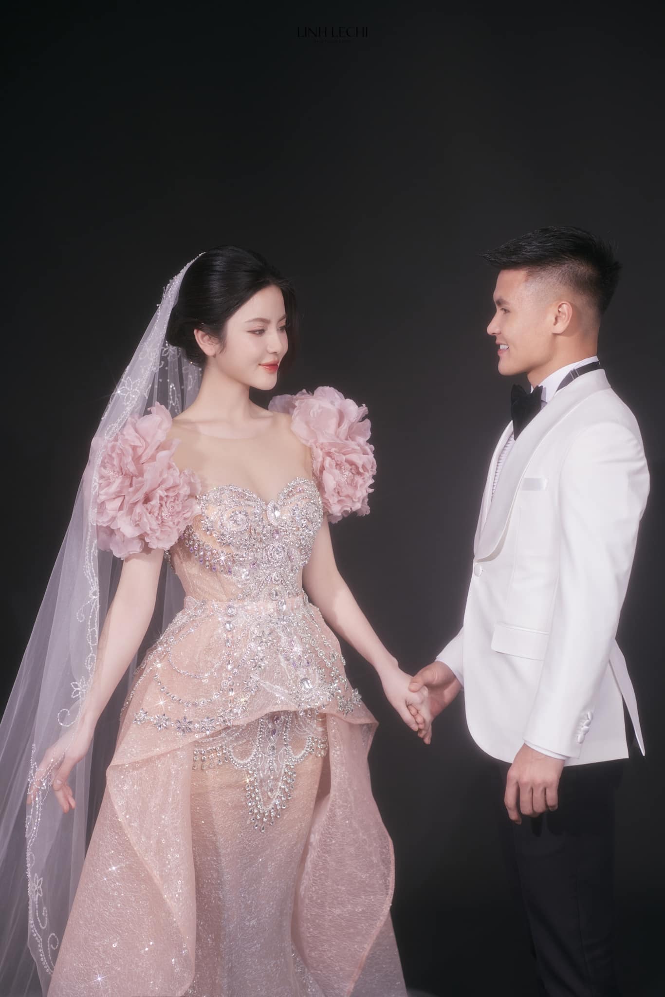 Xả loạt ảnh cưới nét căng của Quang Hải - Chu Thanh Huyền, cô dâu chơi lớn diện đến 7 bộ váy cưới?- Ảnh 8.