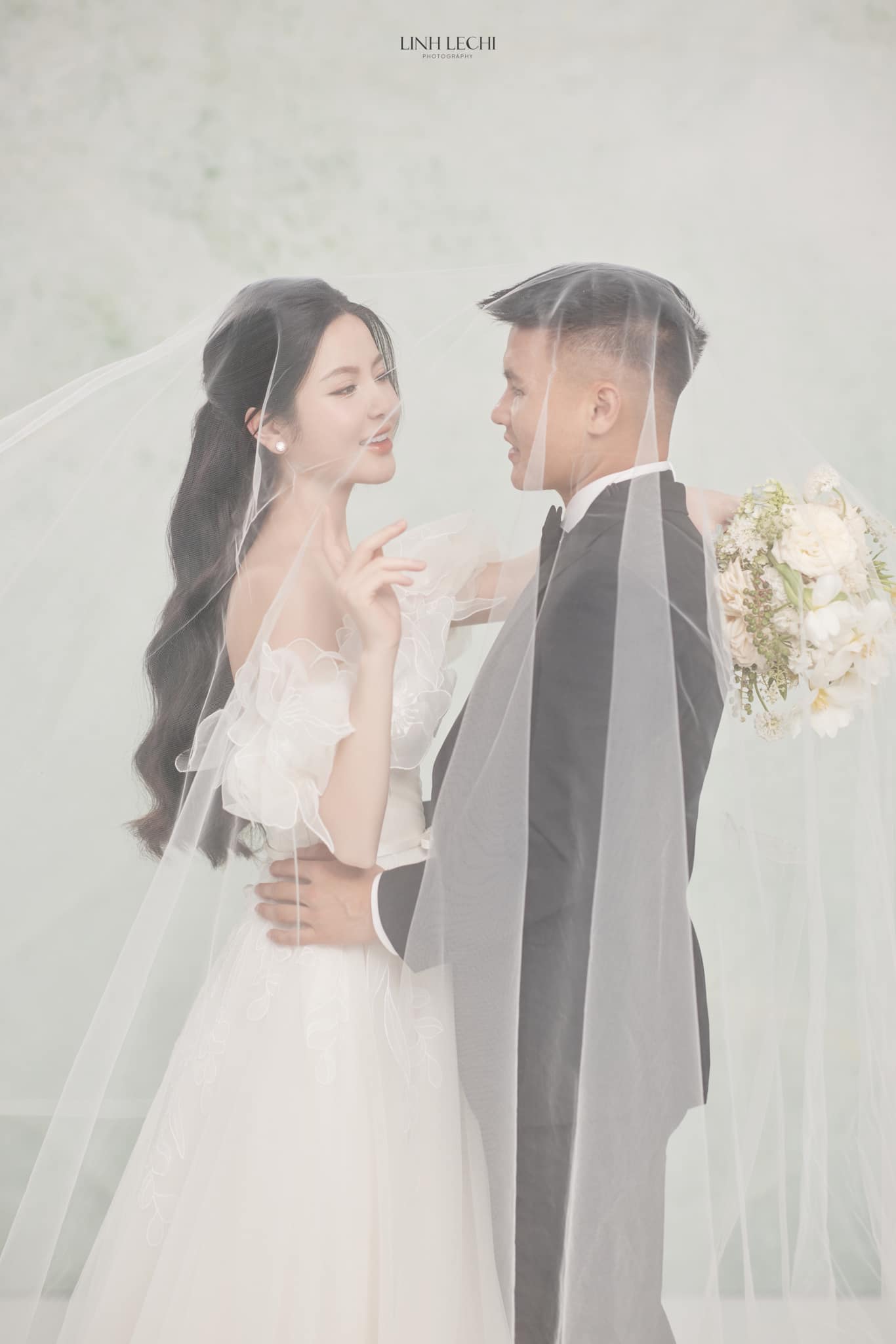 Xả loạt ảnh cưới nét căng của Quang Hải - Chu Thanh Huyền, cô dâu chơi lớn diện đến 7 bộ váy cưới?- Ảnh 1.