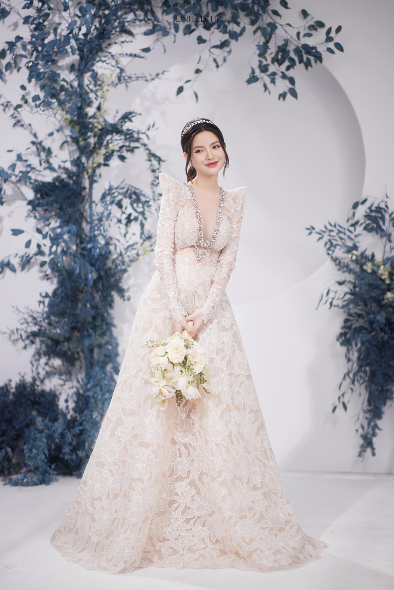 Xả loạt ảnh cưới nét căng của Quang Hải - Chu Thanh Huyền, cô dâu chơi lớn diện đến 7 bộ váy cưới?- Ảnh 2.